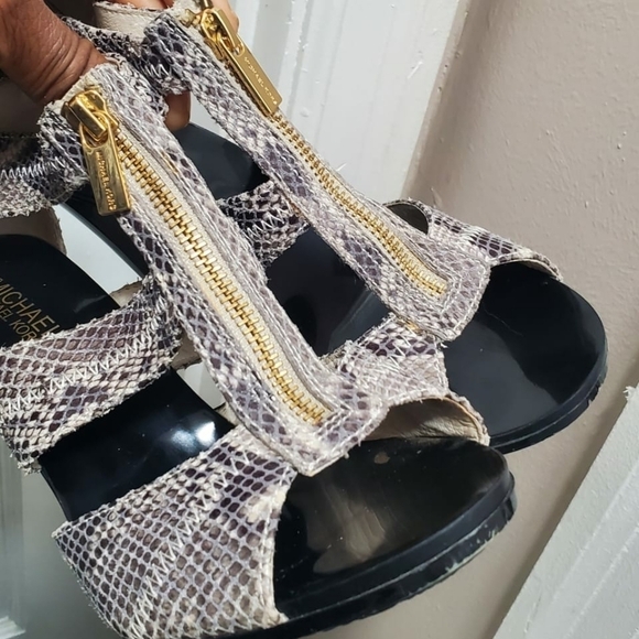 MICHAEL KORS  Women’s Berkley T-Strap Embossed Snakeskin Heels Sandals Size 8M✌️ - Picture 10 of 11